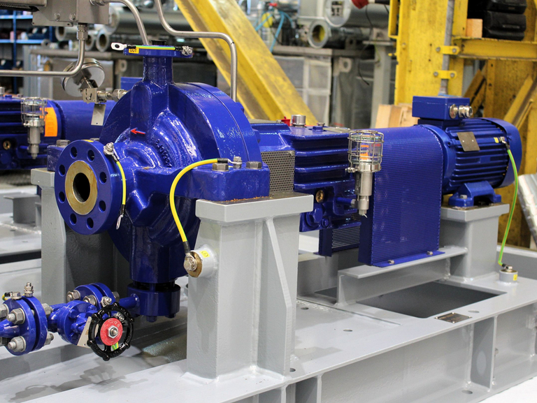 Close-up of a KRH Apollo process pump, a blue-painted single-stage spiral casing pump in accordance with API 610, OH2. It is mounted on a base frame with an electric motor.
