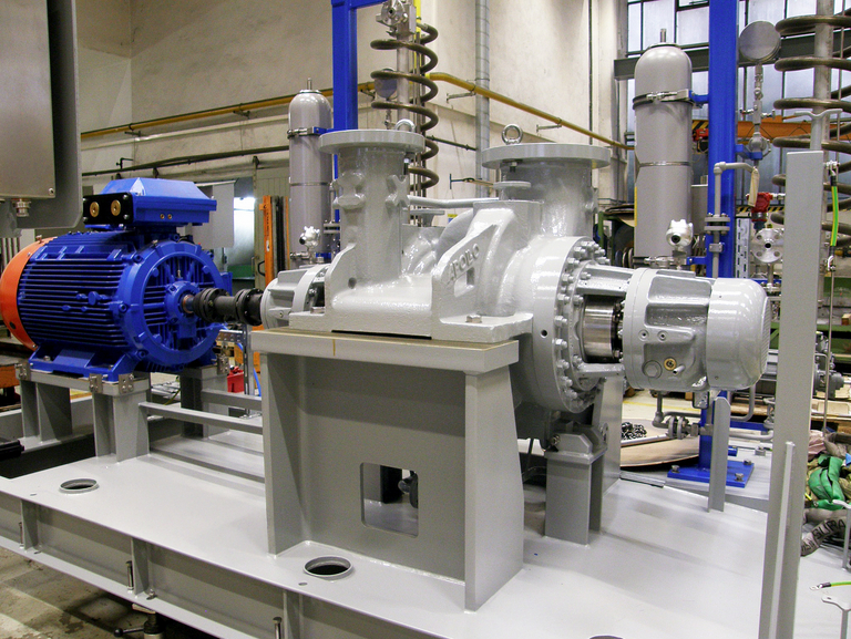 seitliche Nahaufnahme auf ein BB2 Pumpenaggregat des Apollo-Pumpentyp KGRD während der Pumpenmontage in der Fertigungshalle von Apollo.