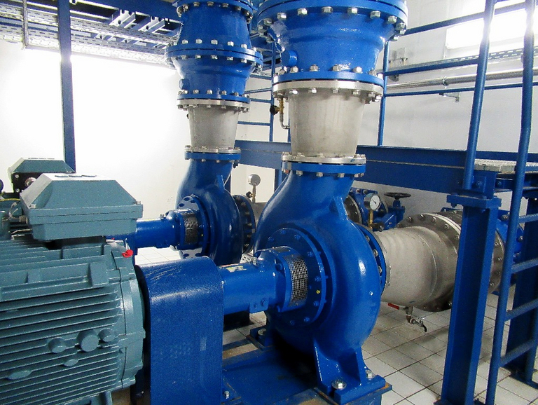 Hier ist ein Blick in eine unterirdische Trinkwasserpumpenanlage mit zwei KRS-Apollopumpen (Spiralgehäusepumpen mit schwerem Lagerträger) zu sehen, die an der Trinkwasserleitung eingebaut und angeschlossen sind.