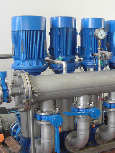 Booster station with multiple parallel pumps and modern control unit
