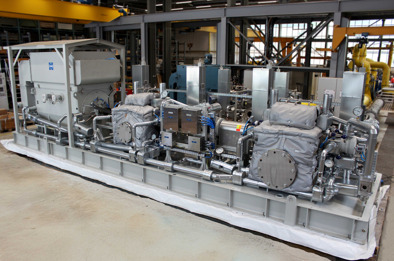 Ansicht auf das fertiggestellte komplett Aggregat der Apollo Hydraulic Power Recovery Turbine (HPRT) mit Motor und sämtlicher Isolierung der Verrohrung sowie Schallschutzmatten der Apollo axial geteilte, einstufige Prozesspumpe des Typs ZMK (BB1 gemäß API 610).