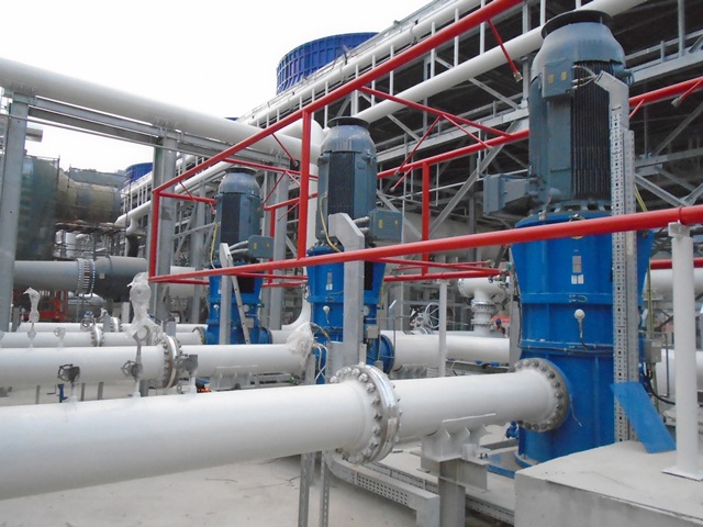 Drei vertikale API 610, VS6 Pumpen sind eingebaut in einer Geothermalanlage mit Verrohrung in industrieller Umgebung.