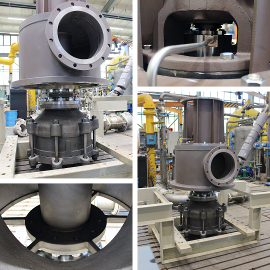 Die Fotocollage besteht aus vier Detailaufnahmen einer großen, vertikalen Industriepumpe während der Montage auf einem Prüffeld. Zu sehen sind glänzende und matte Metalloberflächen, massive Schraubenverbindungen und Flansch-Anschlüsse in einer hellen Werkshalle in industrieller Umgebung.