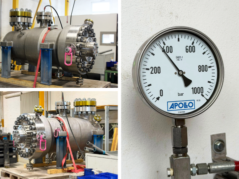 8-stufige Apollo TGD Hochdruckpumpe (API 610 Typ BB5) während des Drucktests im Apollo-Abdrückraum. Die mehrstufige Barrel-Pumpe wird auf ihre Druckfestigkeit geprüft. Auf der Druckmessanzeige ist ein Prüfdruck von rund 380 bar zu erkennen.